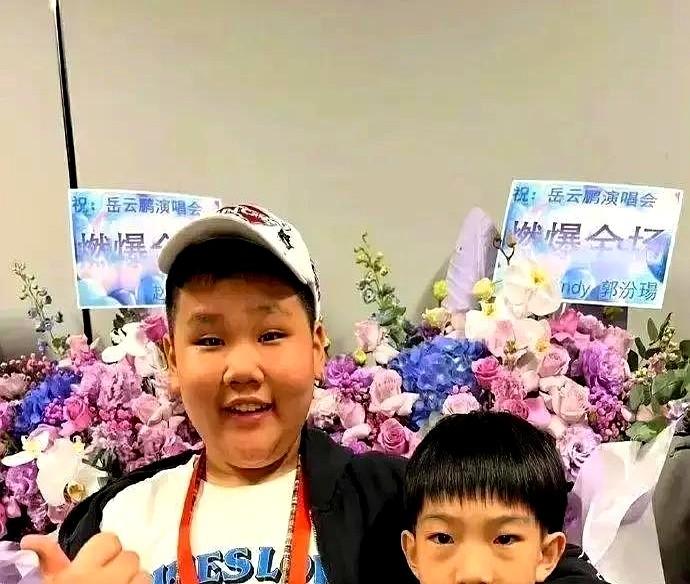 郭德纲嘴上说德云社给郭麒麟，身体却很诚实地把小儿子推出来了。郭汾瑒现在一条短