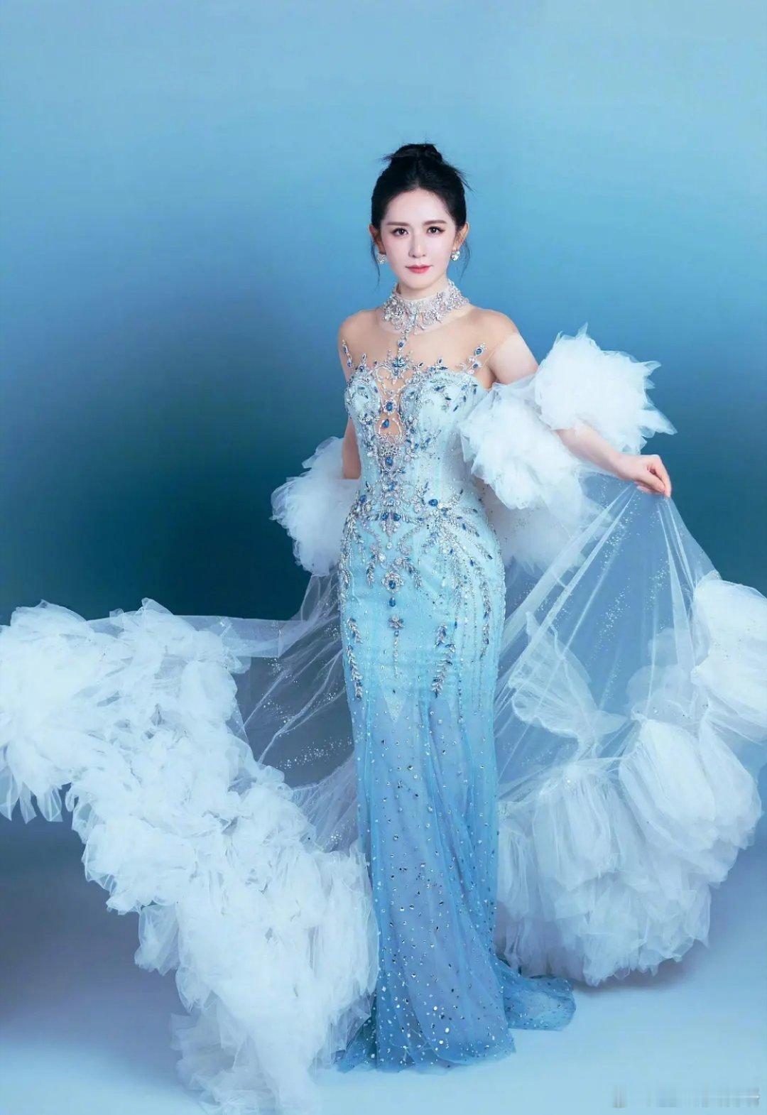 谢娜这个年纪不太适合穿这种花枝招展的衣服吧