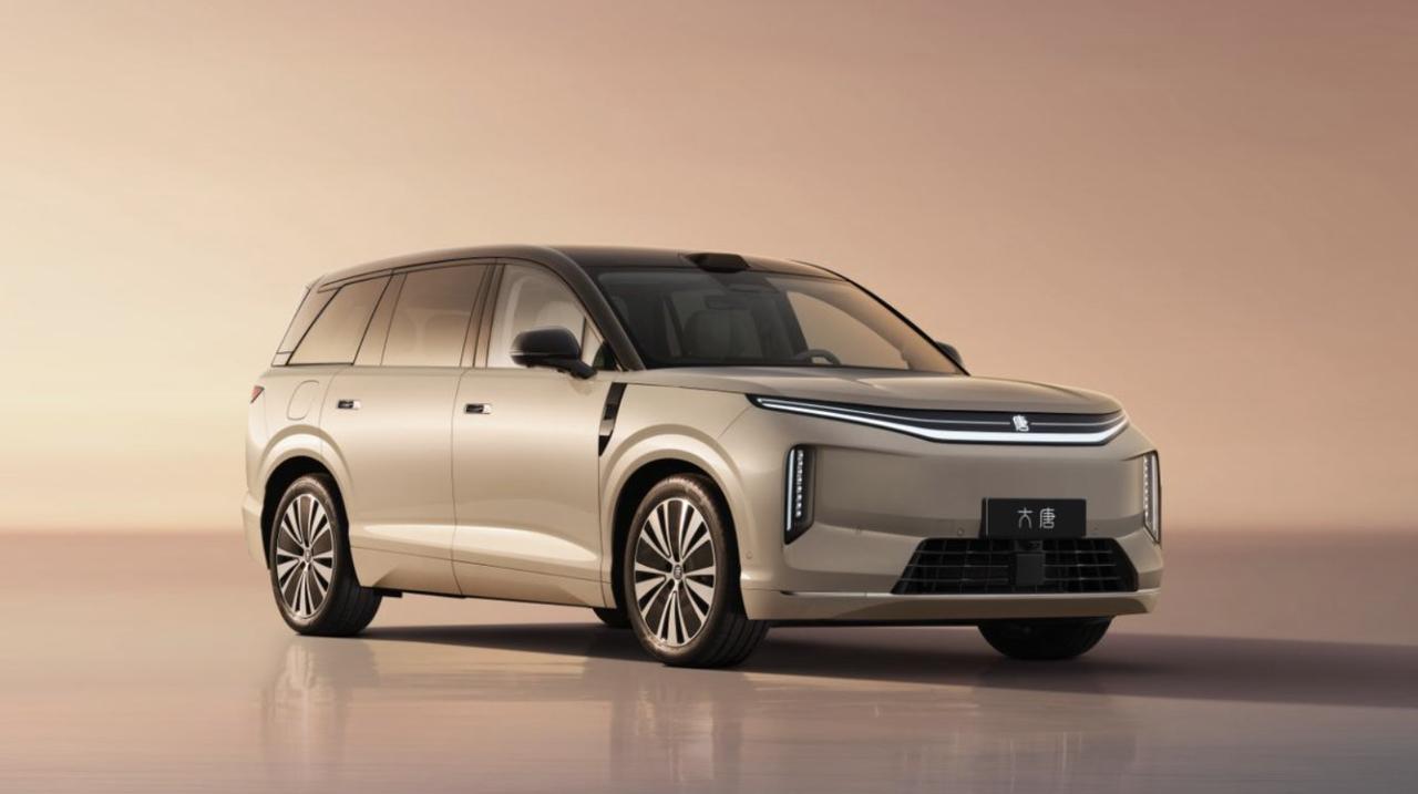 比亚迪王朝网旗下全新全尺寸旗舰SUV大唐正式开启全球预售，有以下亮点：1、共