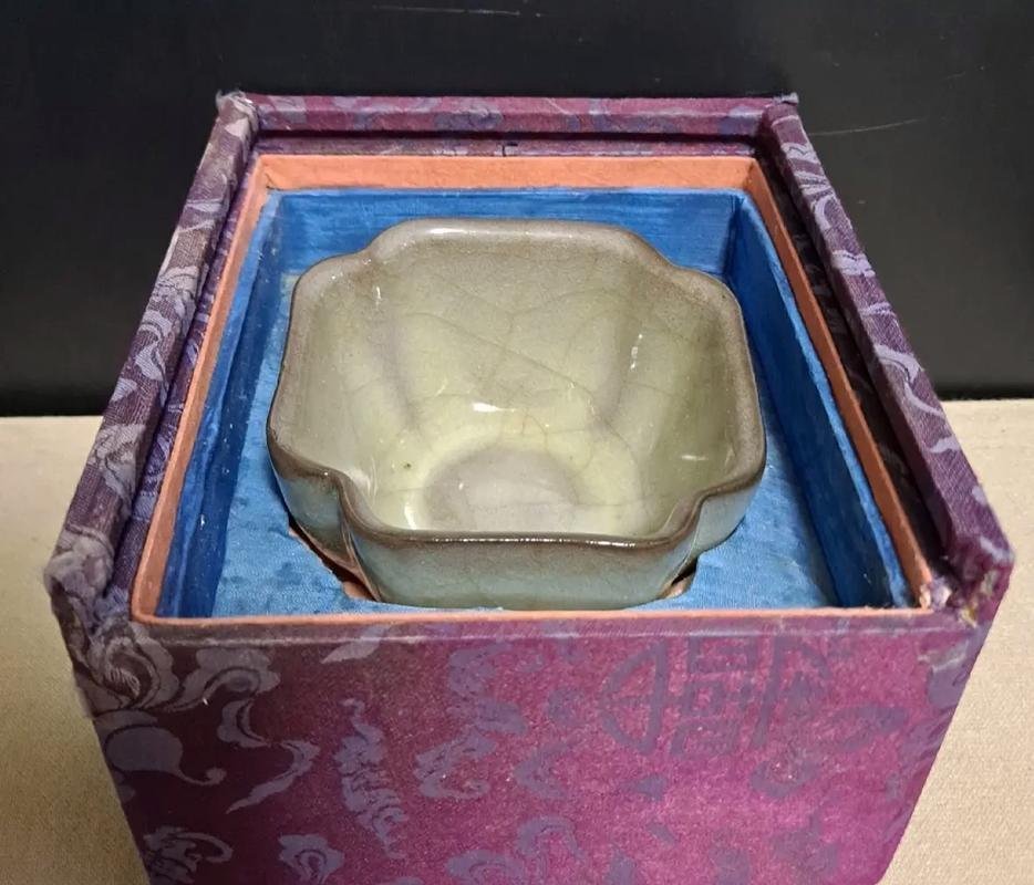 古玉杂谈宋瓷单色釉，倭角杯，方中倒角，味道典雅便显出来了，你觉得呢？图片中有；