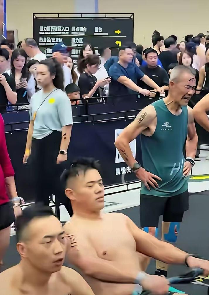 抛开田朴珺不说王石是一个很有人格魅力的人现在好多人嘲笑他老了说他有老人味儿