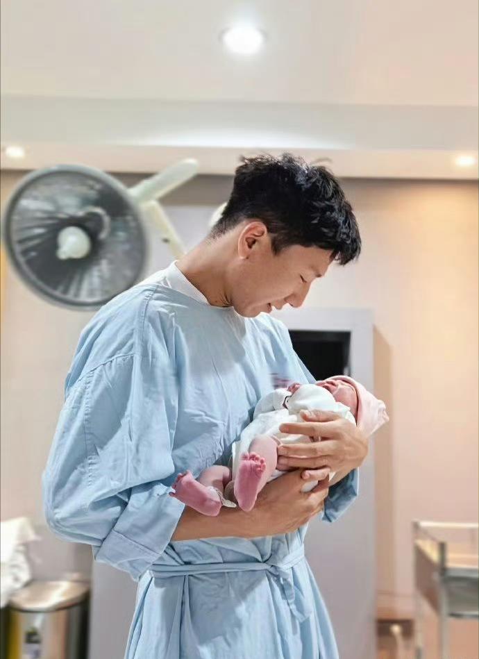 内娱最被低估的宝藏男人，原来是阿如那真的被阿如那的低调人品圈粉了。很多人
