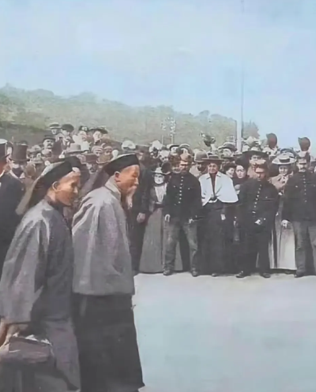 1896年，李鸿章大摇大摆地跑到美国，想要给美国人瞧一瞧他的中国风。他特意穿上了太后赐的黄马褂，准备