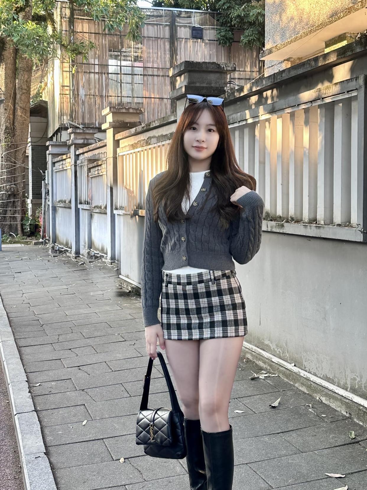 春街偶记文/朱珠晴光漫过老墙西，树影斑驳石路齐。麻灰短衫拧花纽，黑白