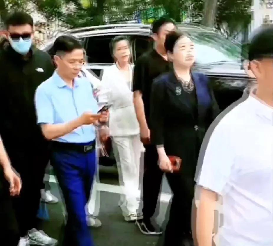 新动态：柴桑大姐霸气，不让我进去旁听，大姐要求对方的旁听人员也得出来。本来说是