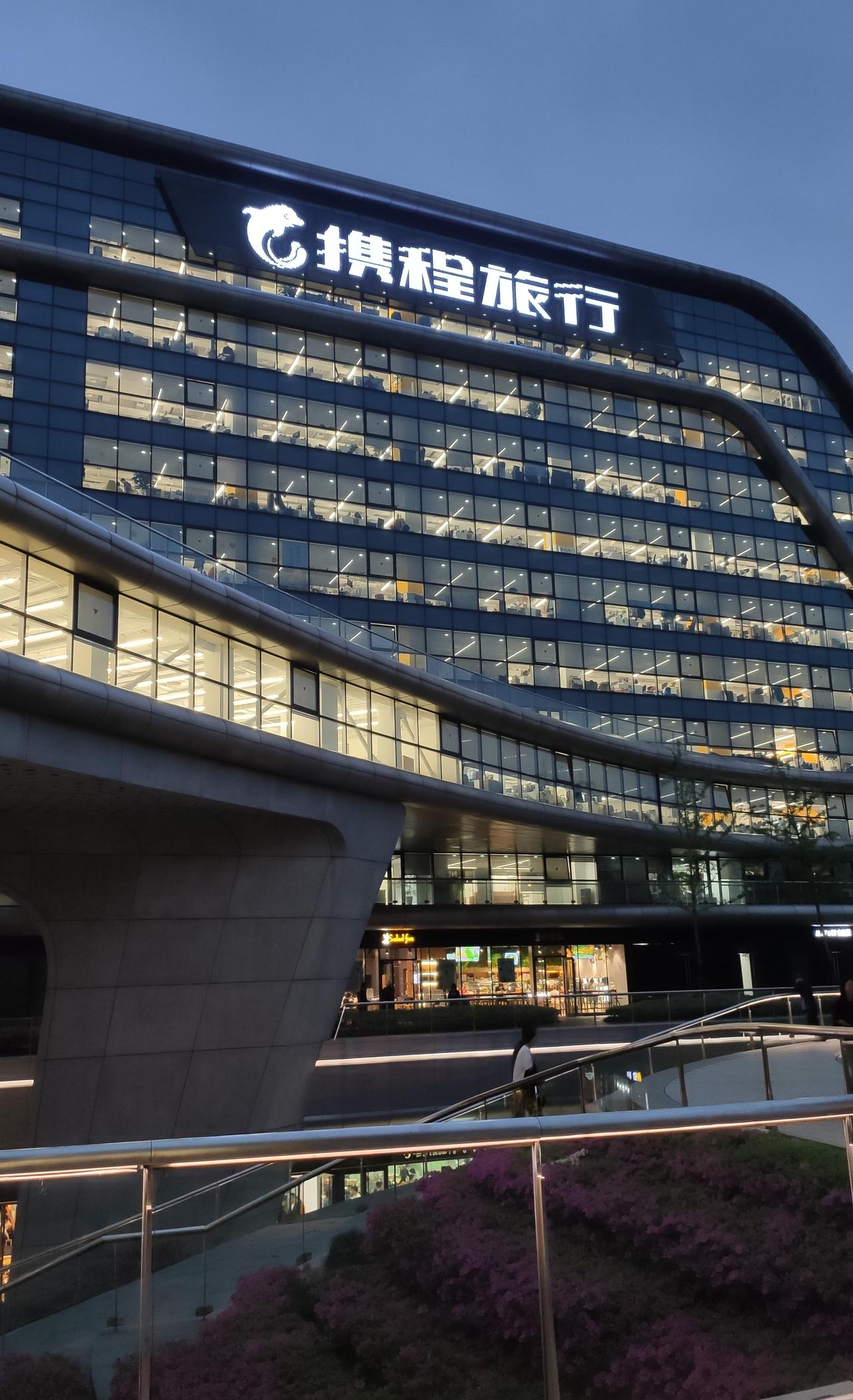 大数据杀熟的事，亲身经历过几次了。有次提前买机票1500多，隔了一天还是以我