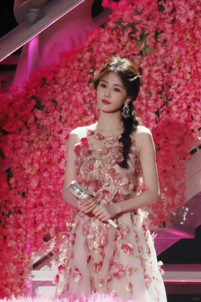 去年白鹿浙江跨年晚会造型就很好看，粉色裙子加马尾编发，期待今年的造型