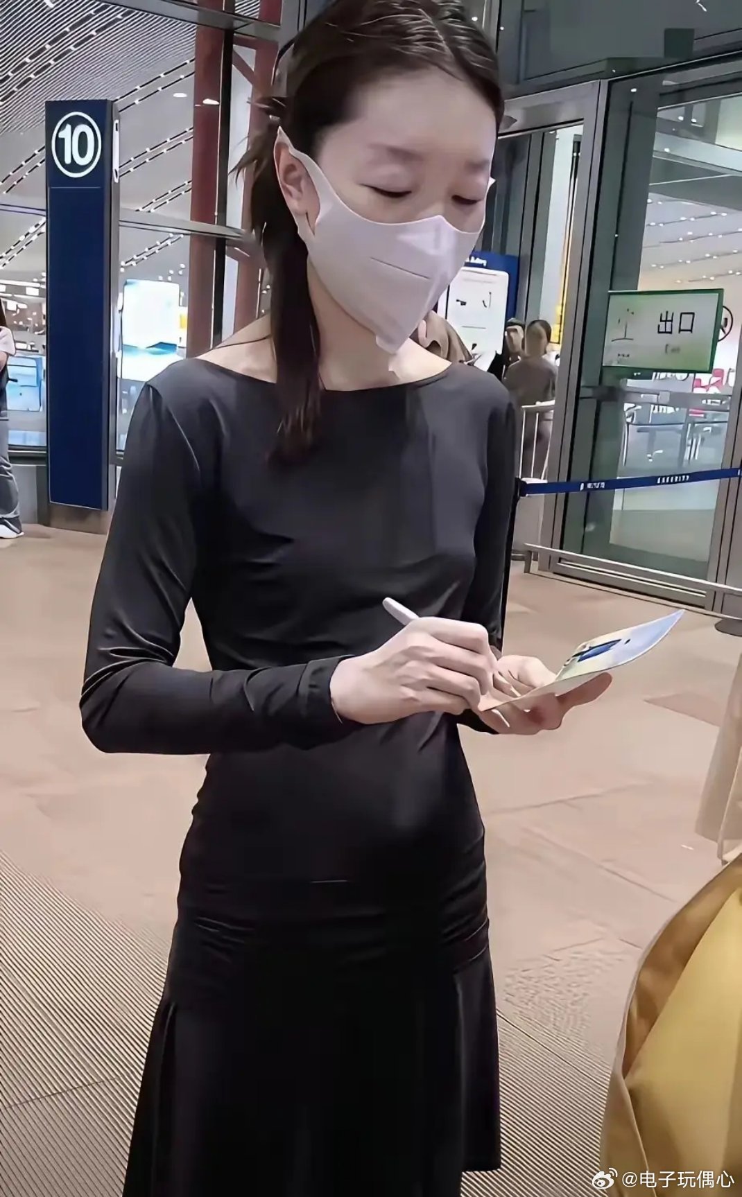 周冬雨胸还没有肚子大是真的瘦，肚子上凸出的肉肉看着比胸部都大