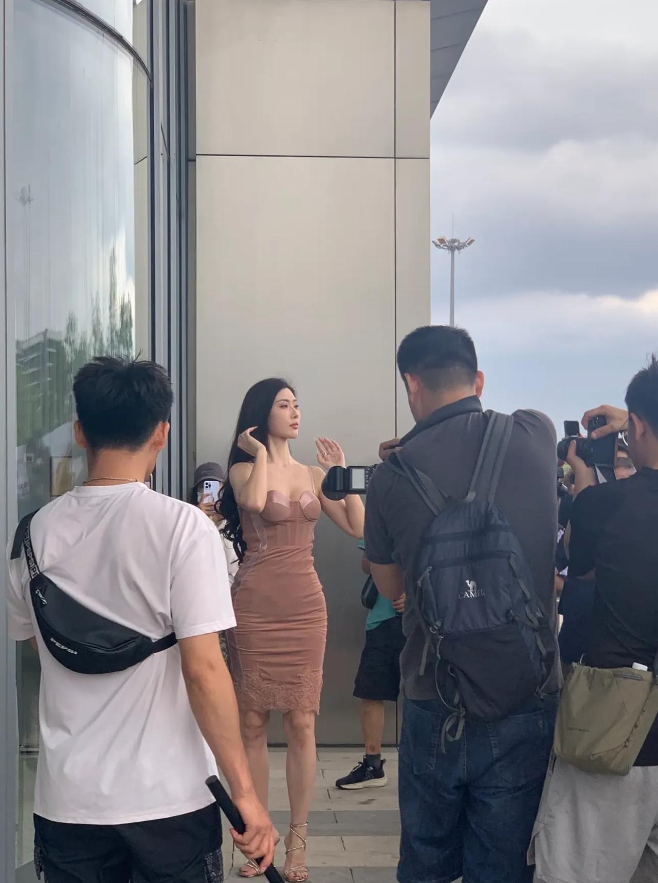 请问这是什么现象啊！？这些人靠什么赚钱，一天天就是拍！这女的为什么这么配合！
