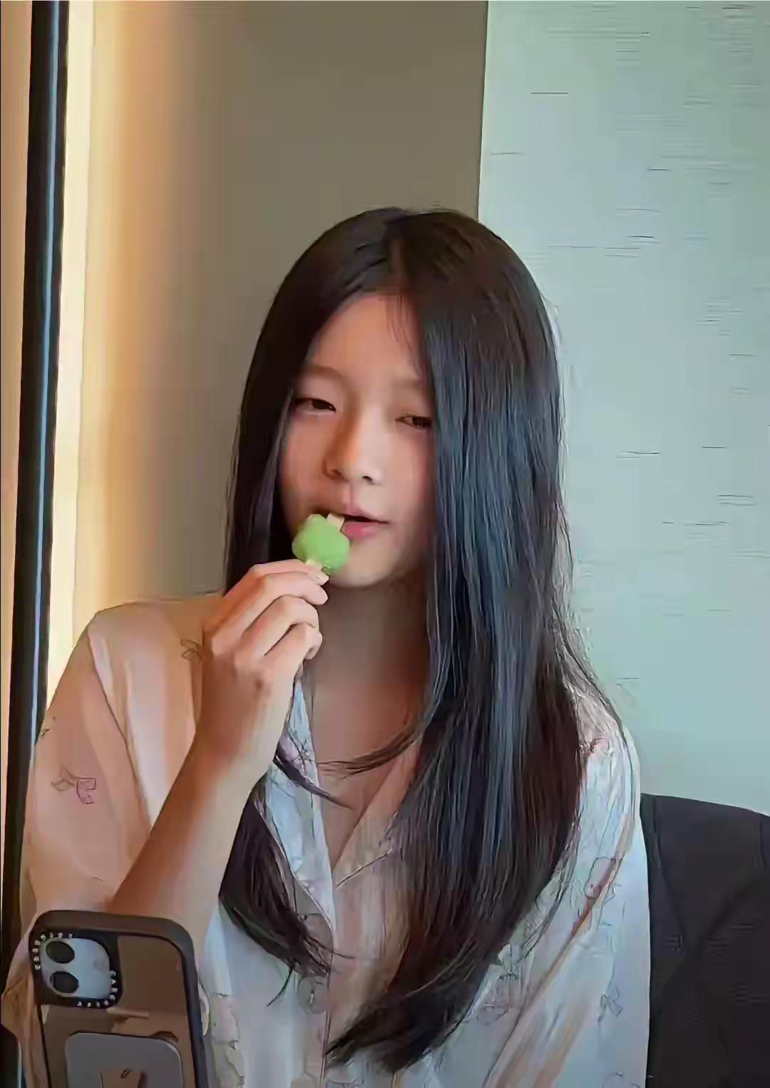 大S的两个孩子长大了，去夏令营的日子真好玩。小菲让他们去锻炼，看看不一样的生活方