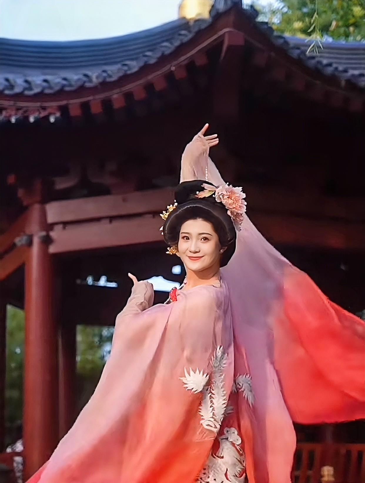 盼盼装扮起来一点不输大明星唐装也太适合她了还多了一份俏皮灵动这几天盼盼带着