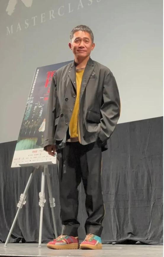 174厘米的梁朝伟，老了都还这么英俊。差不多同龄的男演员，就他最洒脱了，人家不化