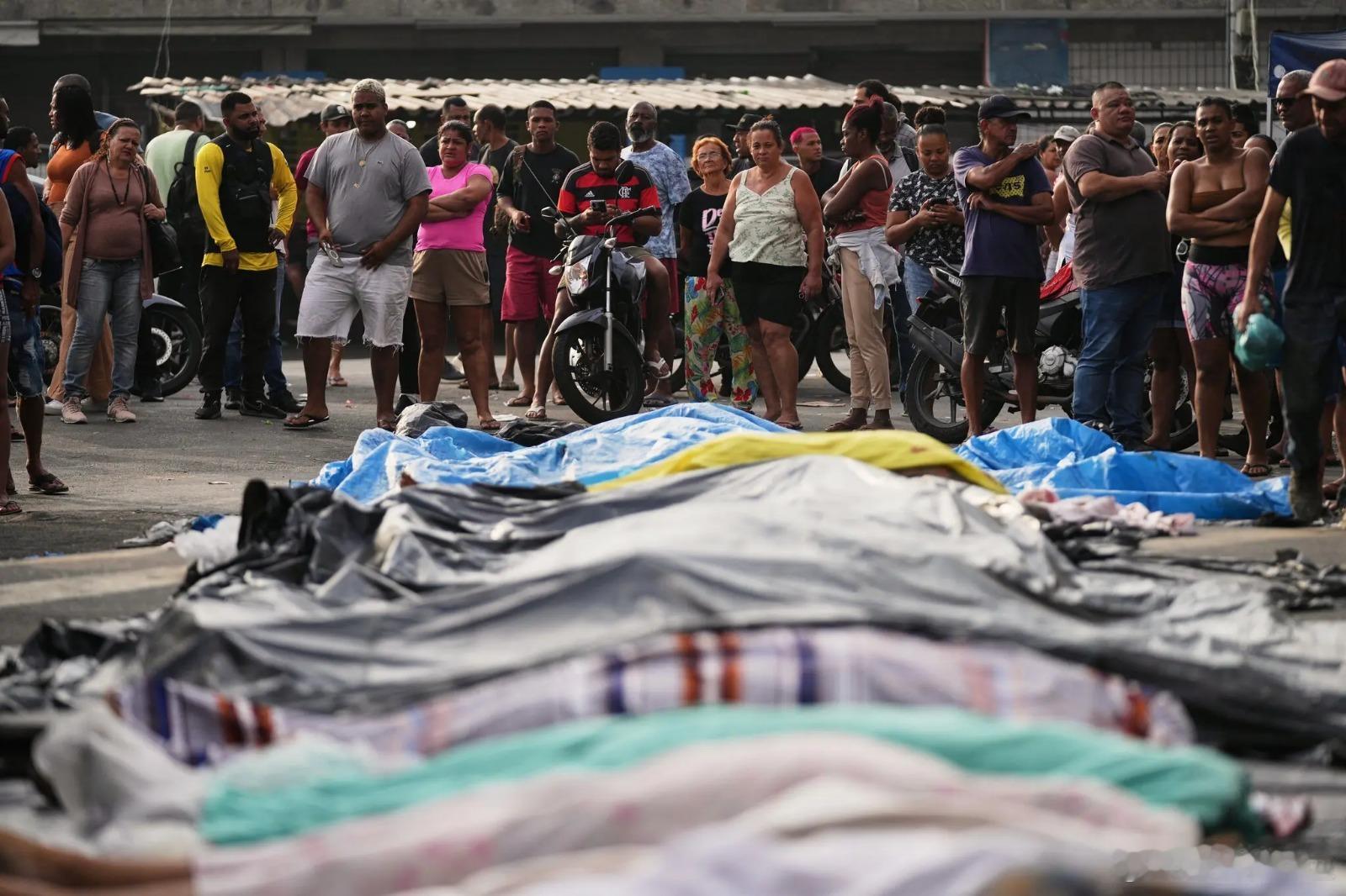 里约警方突袭行动导致132人丧生,但未能抓获目标团伙头目在2500名警察突袭里约