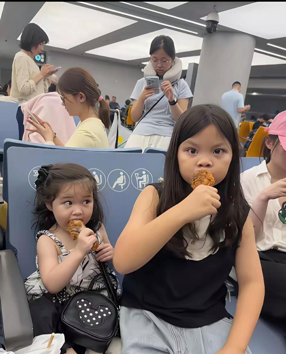 同母不同父差别太明显，韩安冉两个女儿气质完全不一样​​​