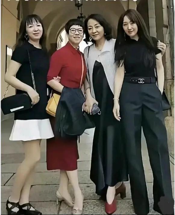 杨钰莹和三位女同学的合照，穿着最普通的衣服，站在最边上，但却是最亮眼的那一个。