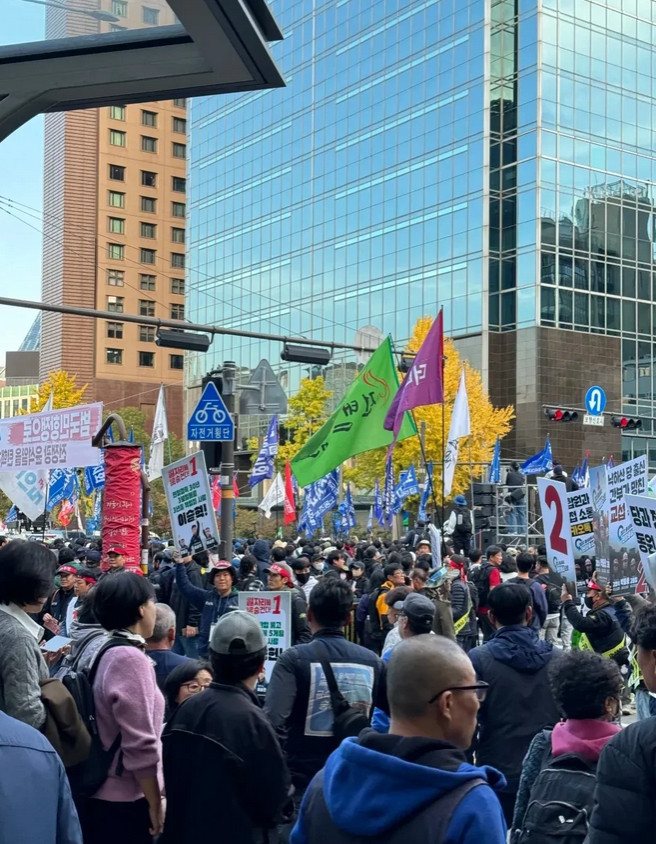 一个日本网友称：“如今韩国有两类人，一类全是穷光蛋，也就是在韩国参加游行、参与反