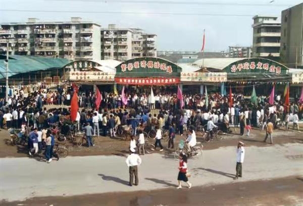 和苹果登上同一个榜单! 当年杭州姑娘们至少人手一件的女装品牌“高调”回来了