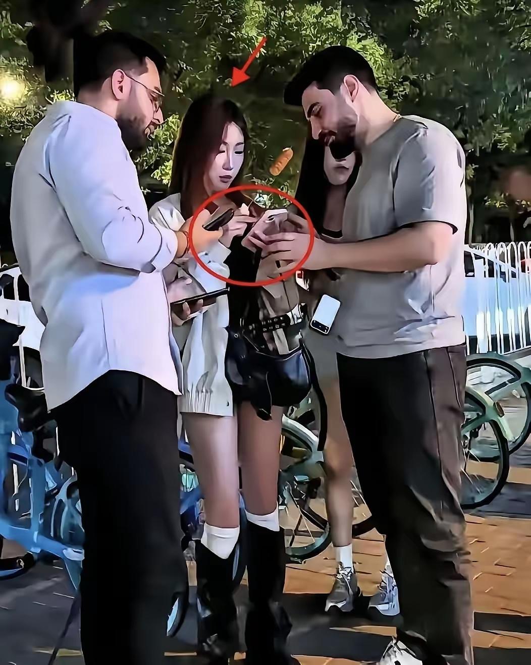 这年头，微信好友也开始“分国籍”了？街头一幕挺有意思：两个印度小伙拦住中国姑娘