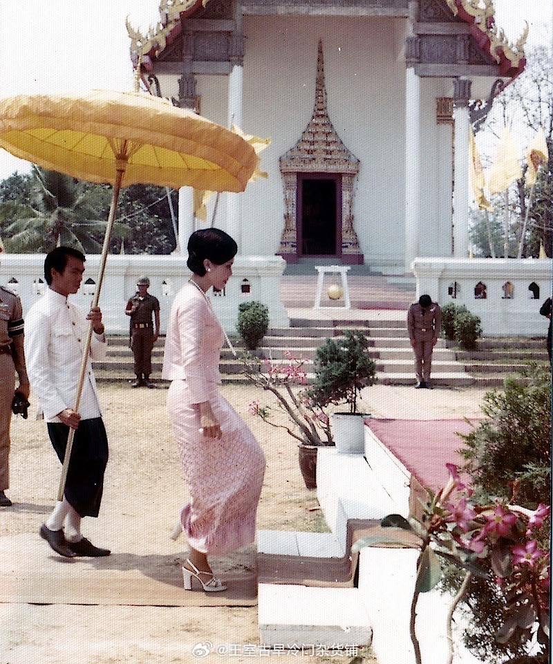 王室王室泰国王室暹罗往事老照片：1976年3月12日，九世夫妇带着朱拉蓬前往彭
