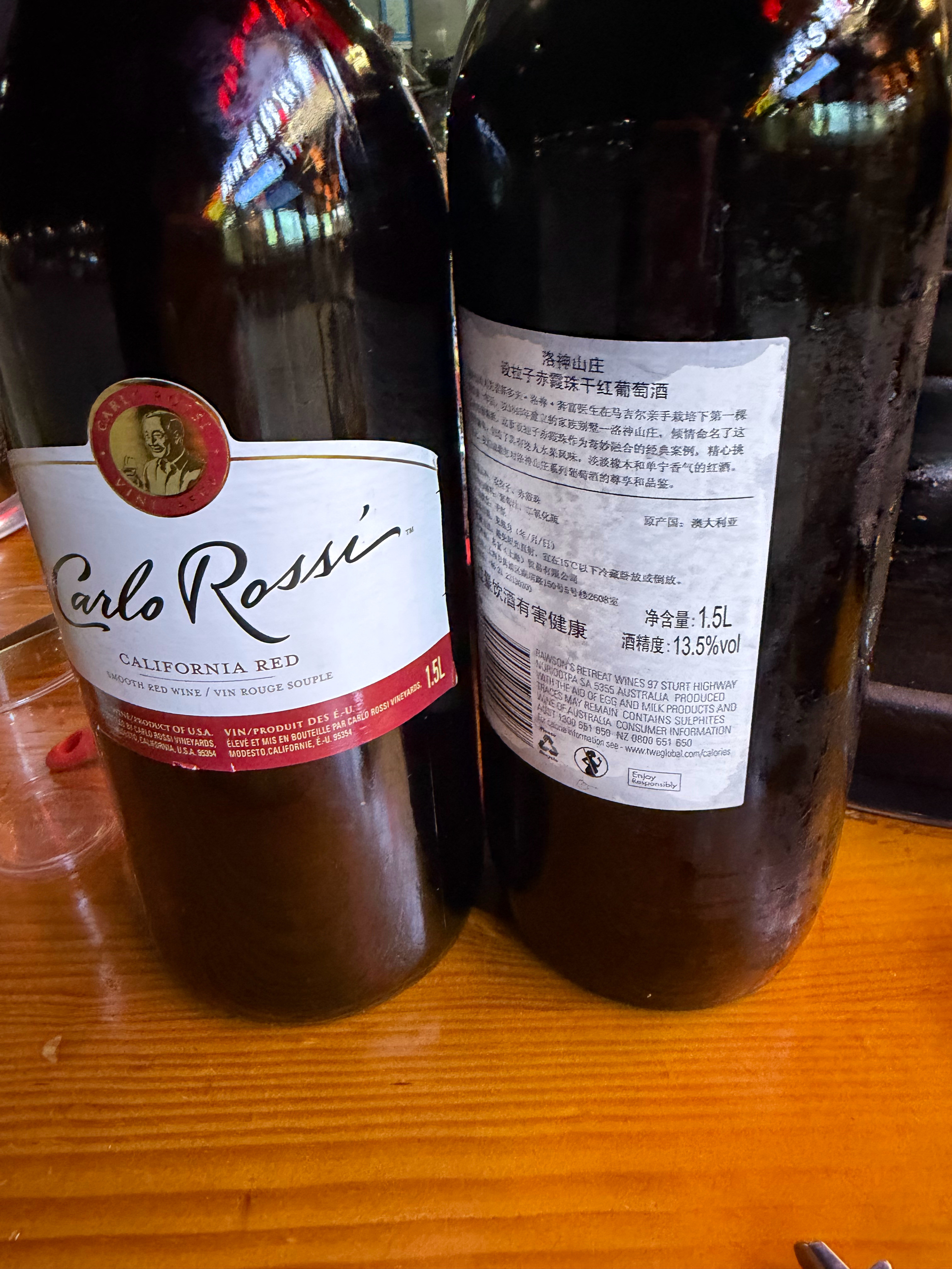 朋友又性情了，他搂着我的脸亲了好几次，不至于吧，3个人3L红酒