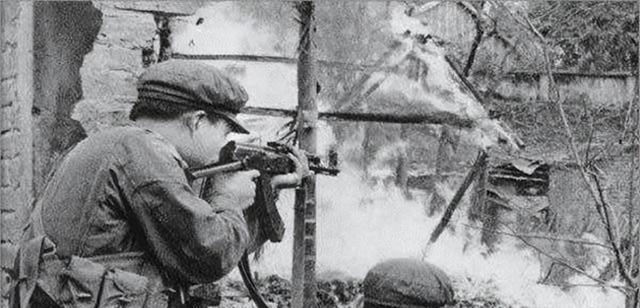1946年，胶东半岛兰家庄外，特等射手魏来国击毙70多个敌人后，被敌人一枪“诱”
