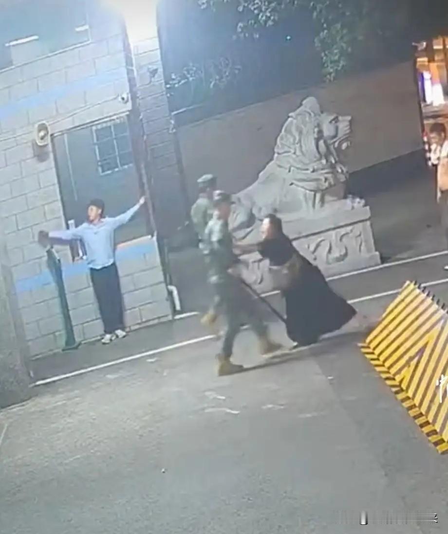 胆敢推搡执勤哨兵，这个女子真的太无知了！凌晨零点十七分。一个赤裸上身的男