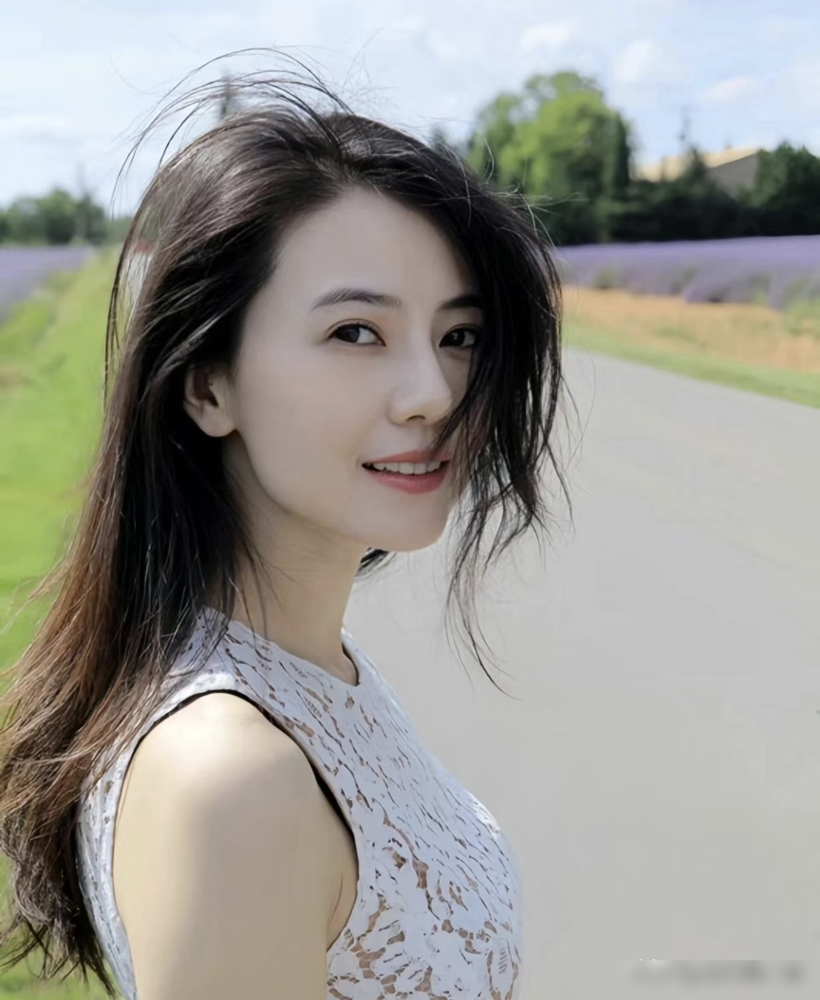 高圆圆在海南被偶遇，46岁，素颜，白背心，赵又廷走在她身后，手里拎着俩椰子。网友说，这俩人全程没怎么