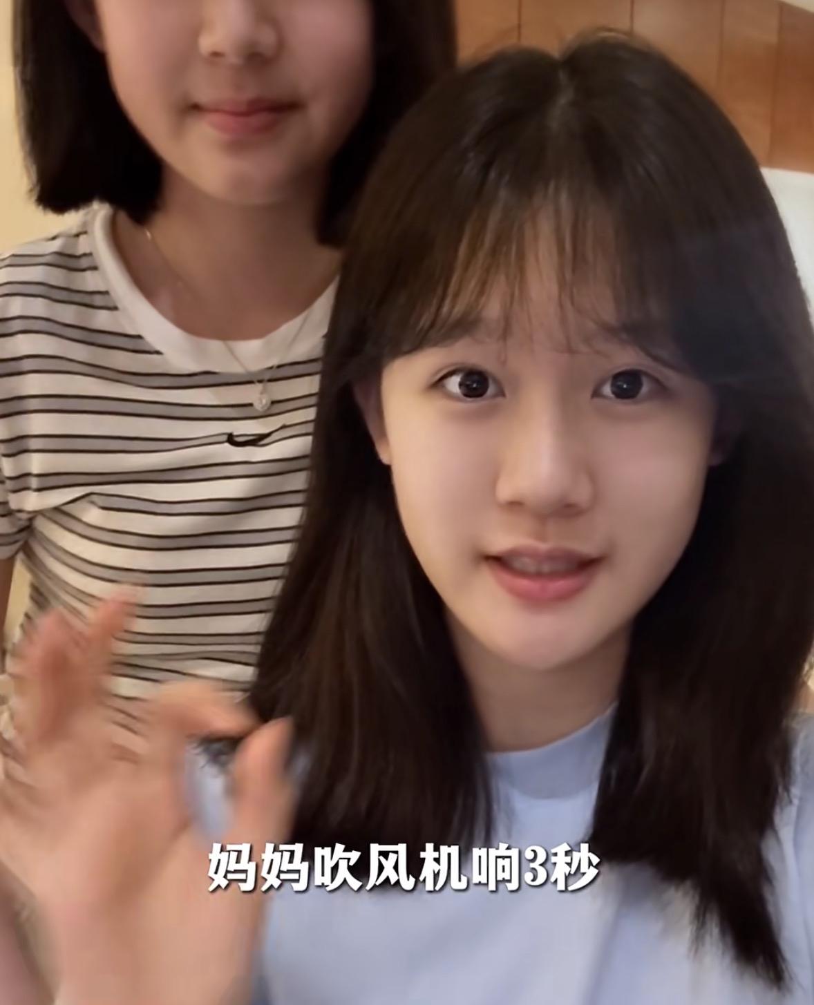 贝尔：爸爸，快！妈妈又在喊你了，吹风机的声音已经响起来啦！陆毅：哎，来啦来啦