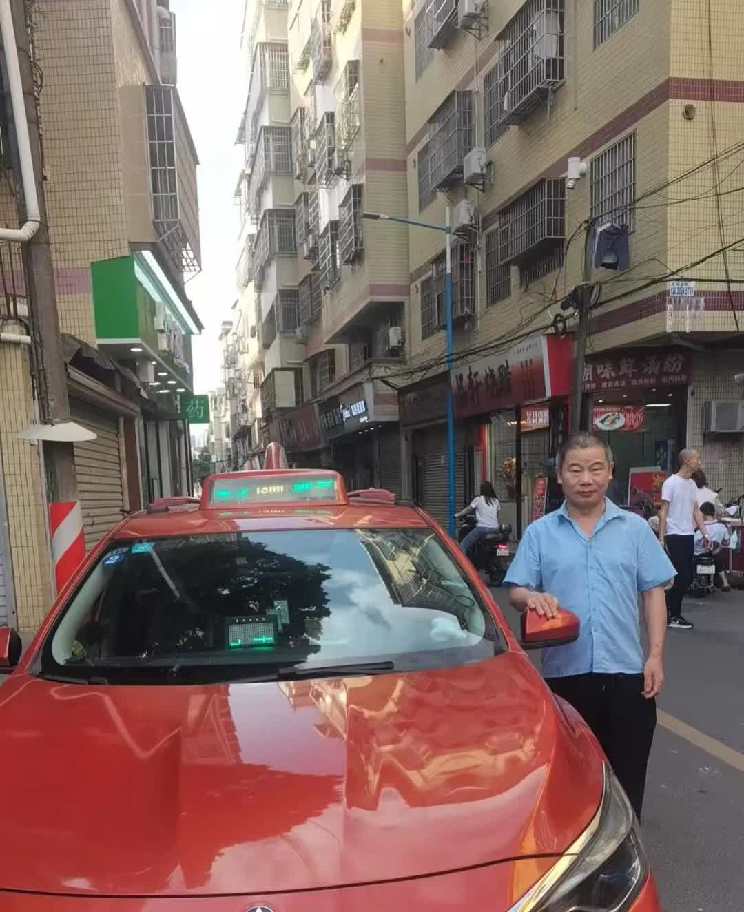 有一次，他说遇到一位痛失爱子的老人乘客，老人家无意中说到自己的儿子·儿媳刚走了两