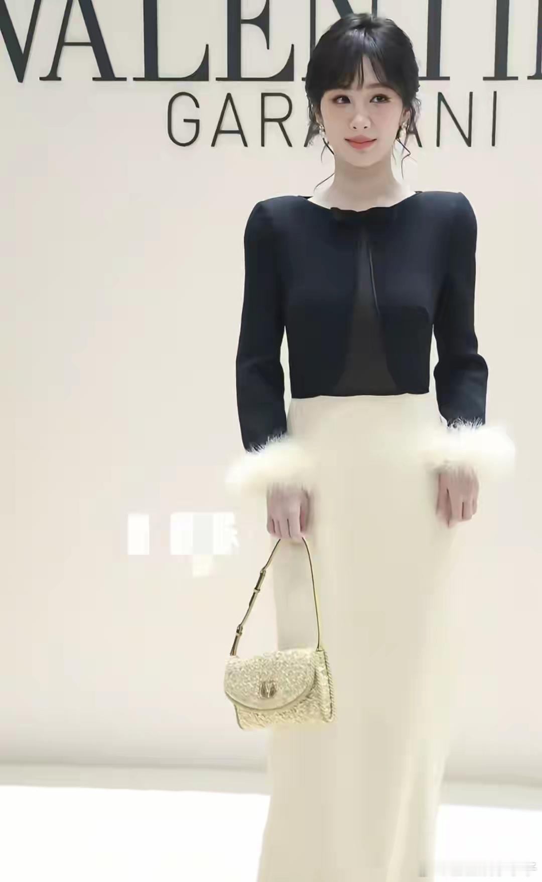 杨紫出席华伦天奴线下活动，韩式妆容让她有种豪门千金的既视感！！！