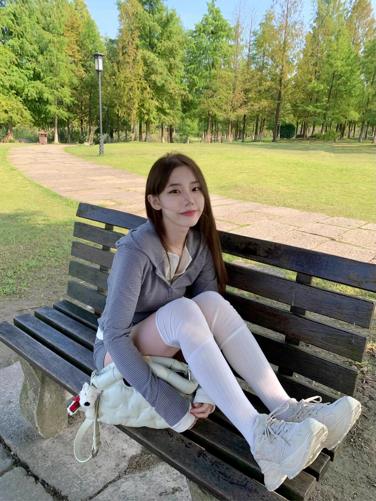 芳草萋萋绿，清风拂面来。