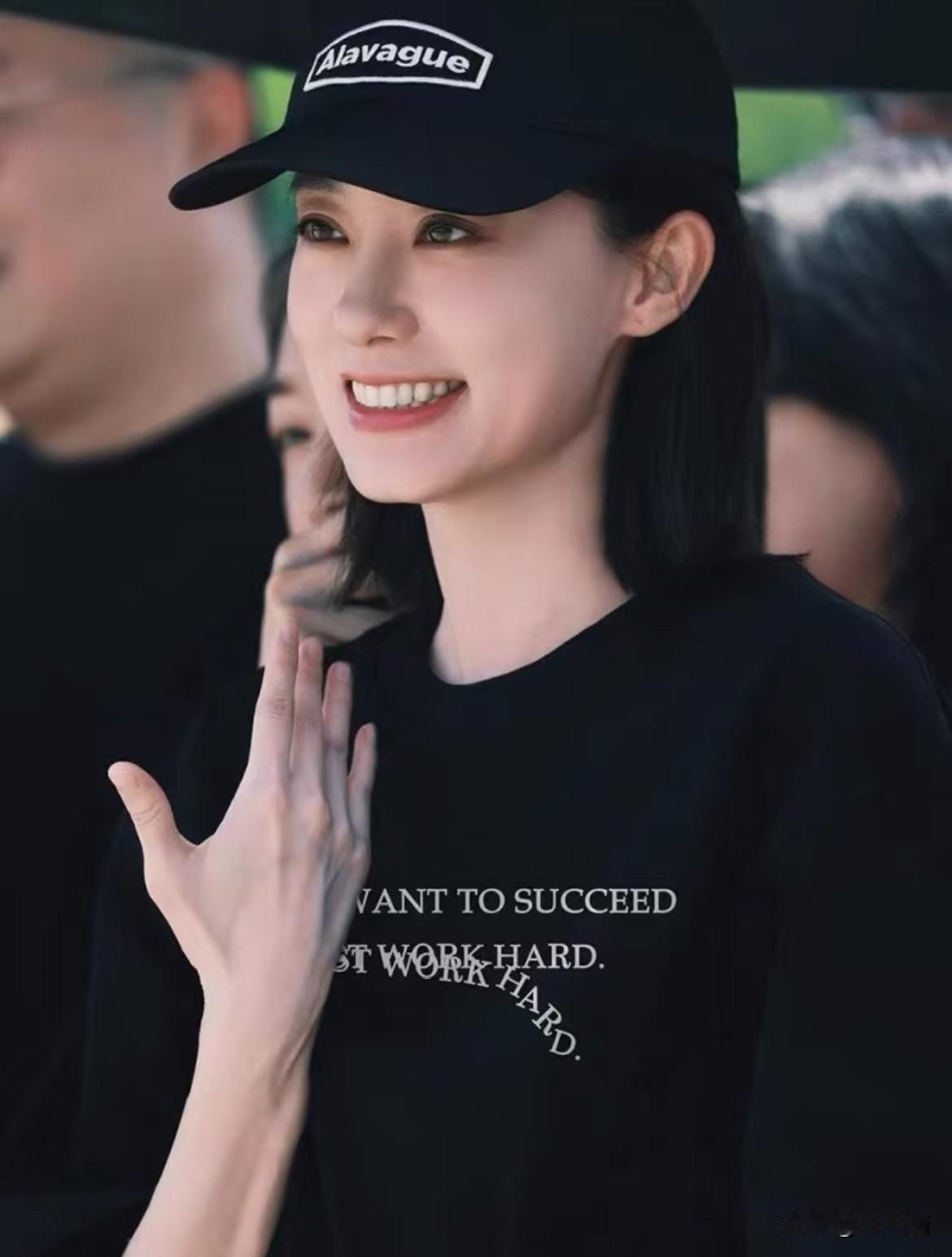 张小斐这次，是真的押对了！按最初合约，她拍《功夫女足》本该稳拿800万片酬，这
