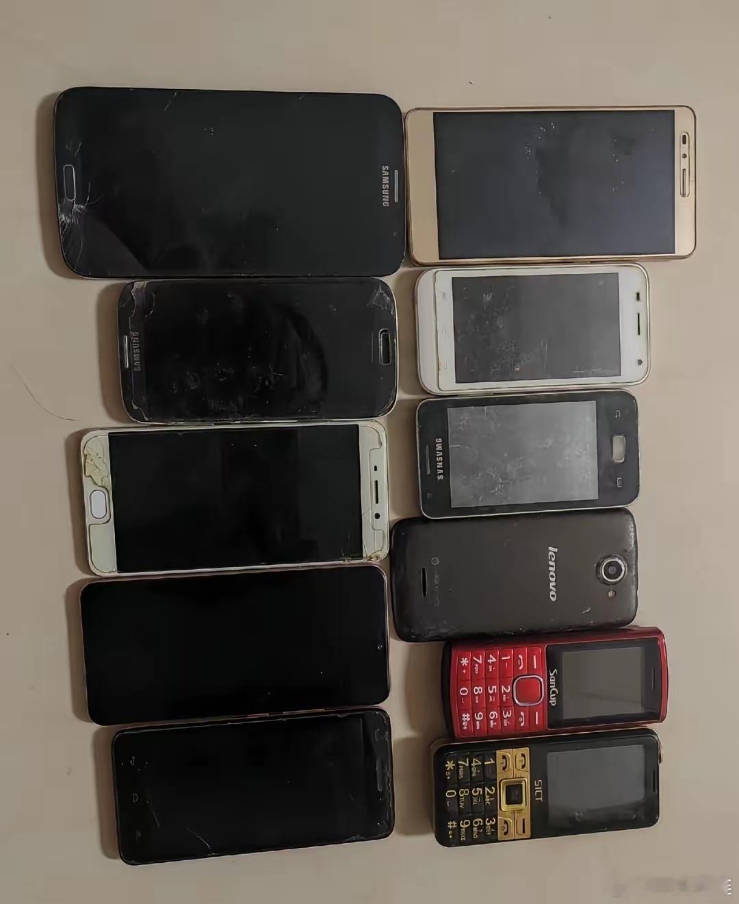 废旧手机，最稳妥处理法：第一步，先拔卡。SIM卡、内存卡全部取出来，卡上有缓存信
