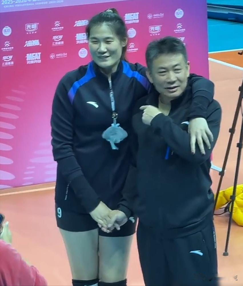 蔡斌在国家队绷成弦，咋到上海就笑开花？前中国女排主帅蔡斌，如今执掌上海女排。