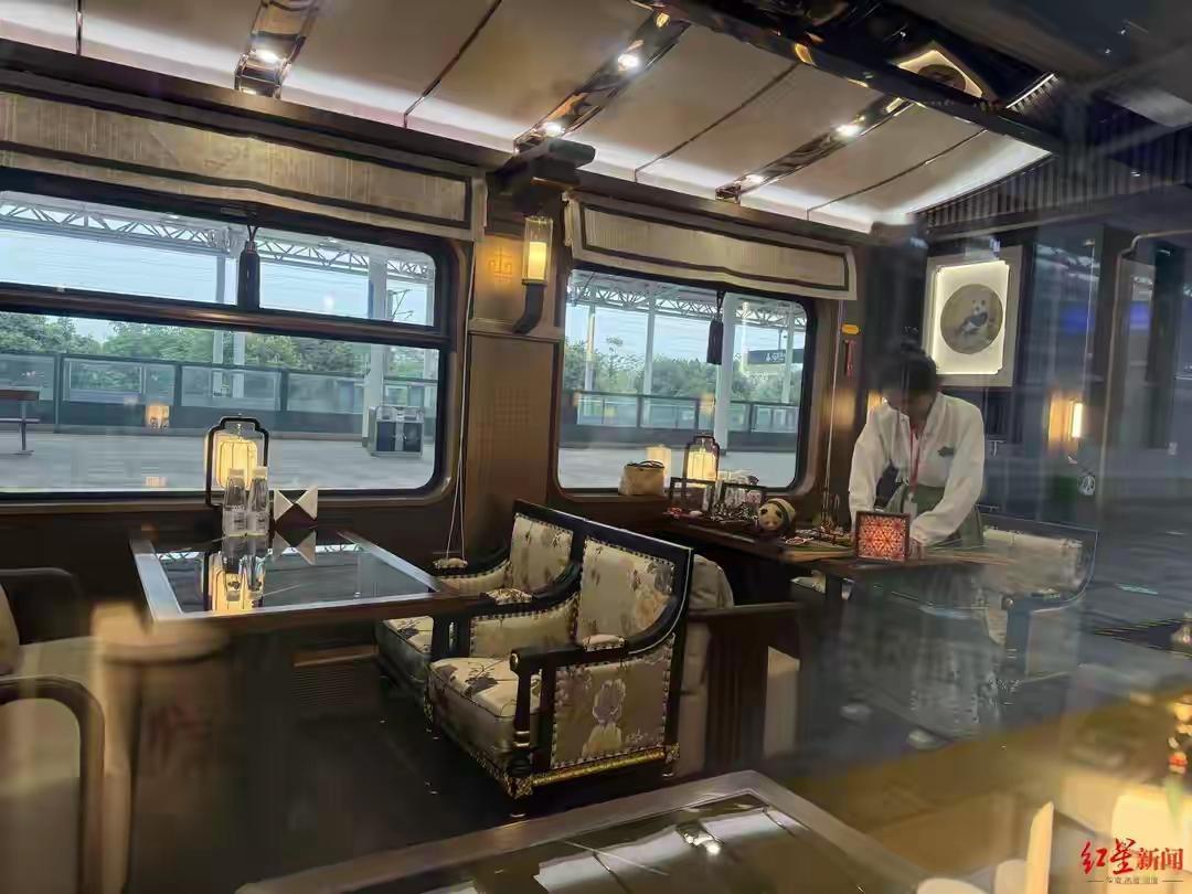 铁轨还没热，票先没了。不是没人坐，是九成被老外抢光了。这列叫“锦绣天府号”的