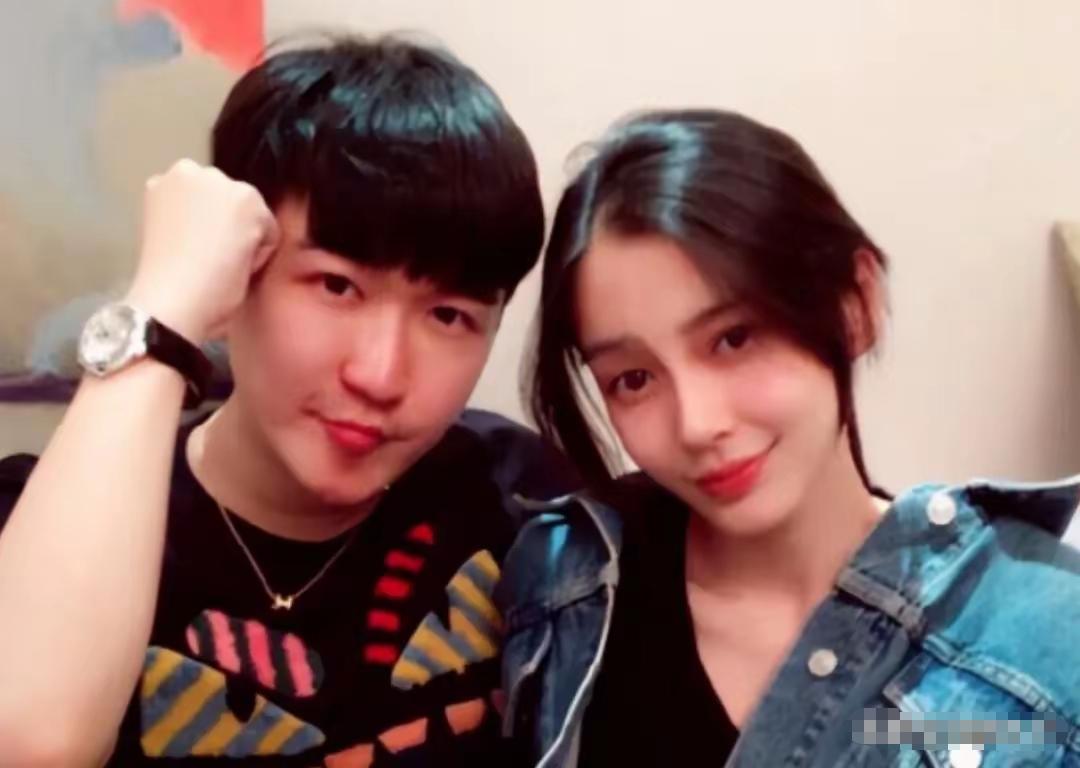 杨颖好不容易才有些起色的事业，又被一巴掌摁到地上了。之前，歌手李心月在网上爆