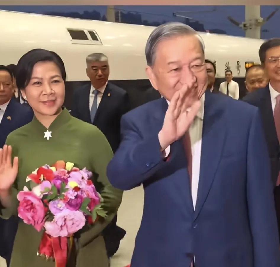 68岁越南领导人苏林携手妻子吴芳璃，从京到访广西，坐动车来的，这一路上整整坐了1