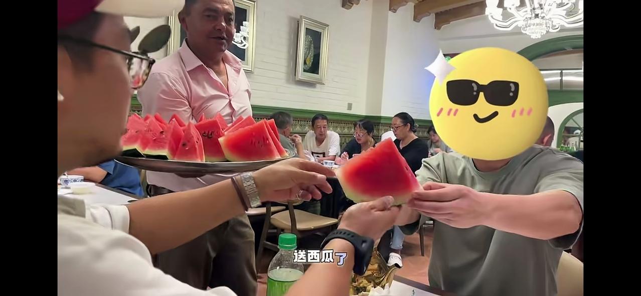 老板端着西瓜说，吃瓜吧。女子以为是送的，拿了四块，还感激地对老板说谢谢，老板说，