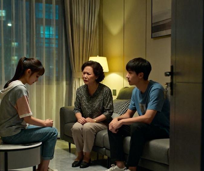 前夫给了我90万，他和小三走了。我搬到妈妈家里住了，爸爸死了十二年了。上个星期，