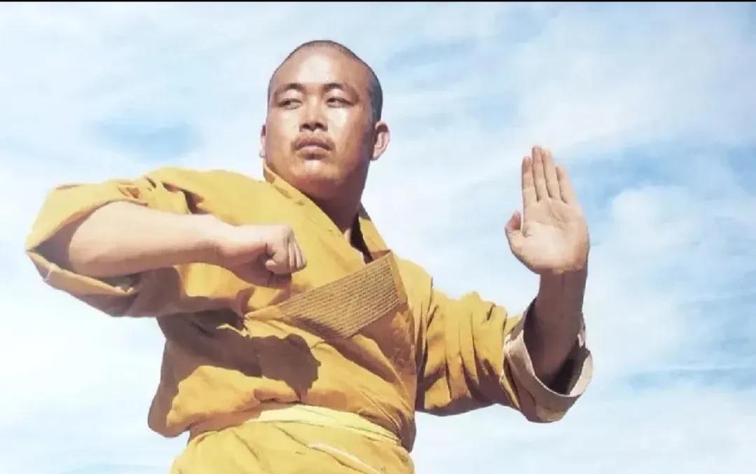 大家可别小瞧了释永信大师，虽然他现在看起来肥头大耳，憨态可掬，走起路来慢慢吞吞，