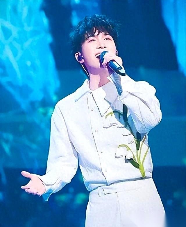 我看到周深那个采访，说实话，有点被刺到。他说，那首《大鱼》，唱了不知道多少遍了