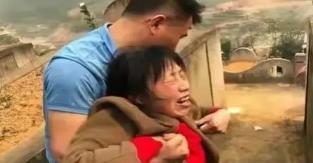 35年前一战士壮烈牺牲，新婚20天的妻子生下遗腹子，并拒绝改嫁。35年后，妻子凑