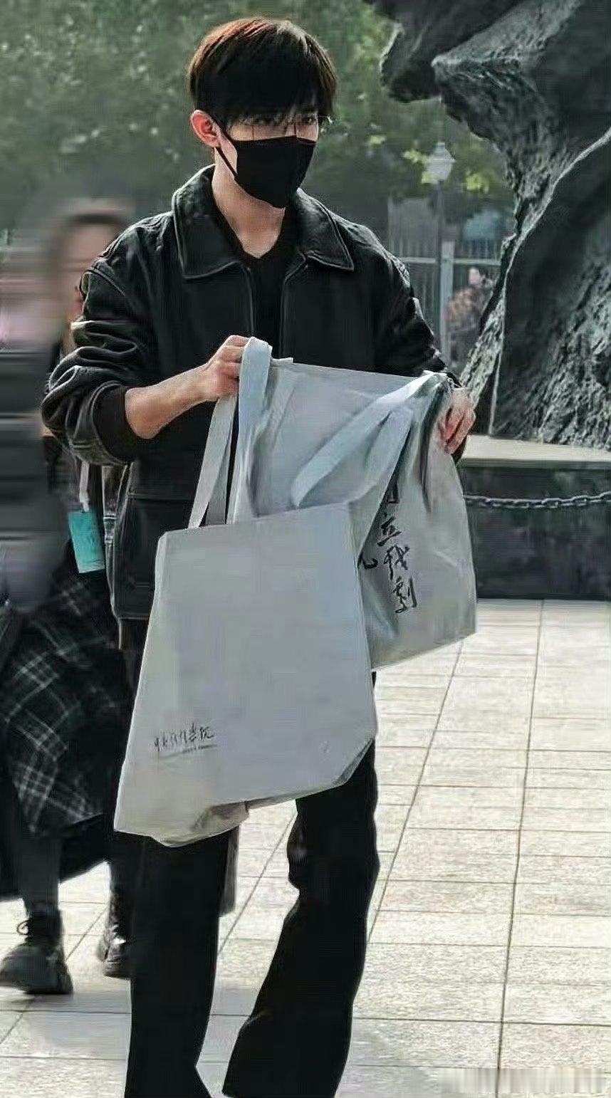 易烊千玺学士服照易烊千玺学士服照🈶迟来的毕业照！！​​​