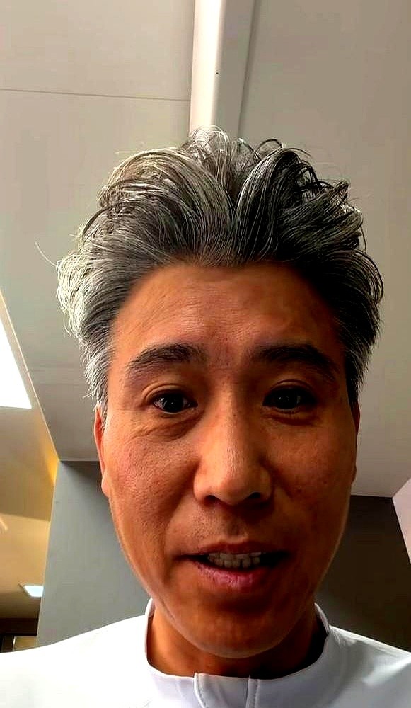 游戏输了，他二话不说掏手机买机票，硬生生杀回录制现场。李乃文录个综艺，硬是把剧本撕了个粉碎。导演递台