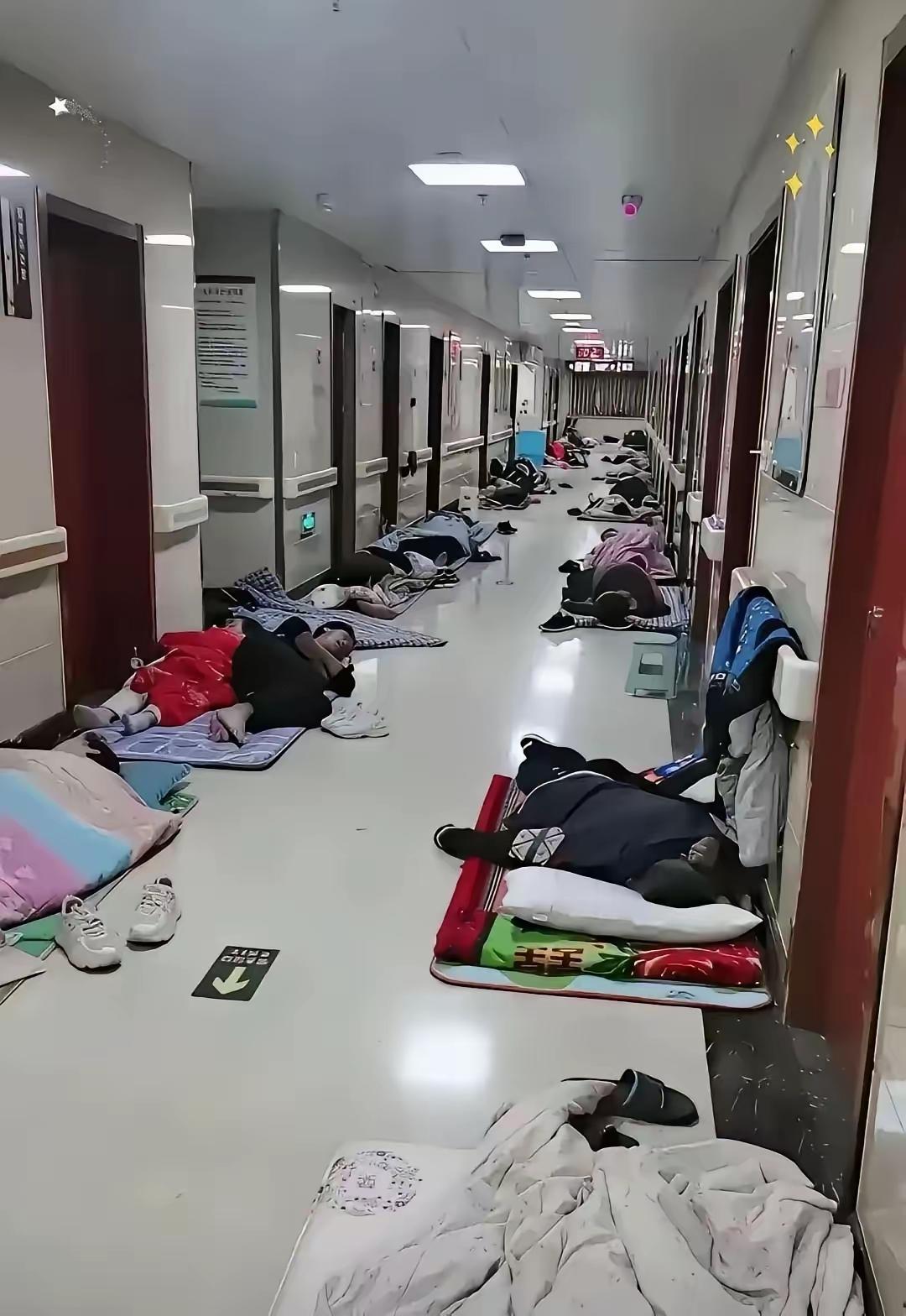 早上来医院看到的一幕，只见走廊上睡满了人，这些都是病人的家属。有人会好奇，家人