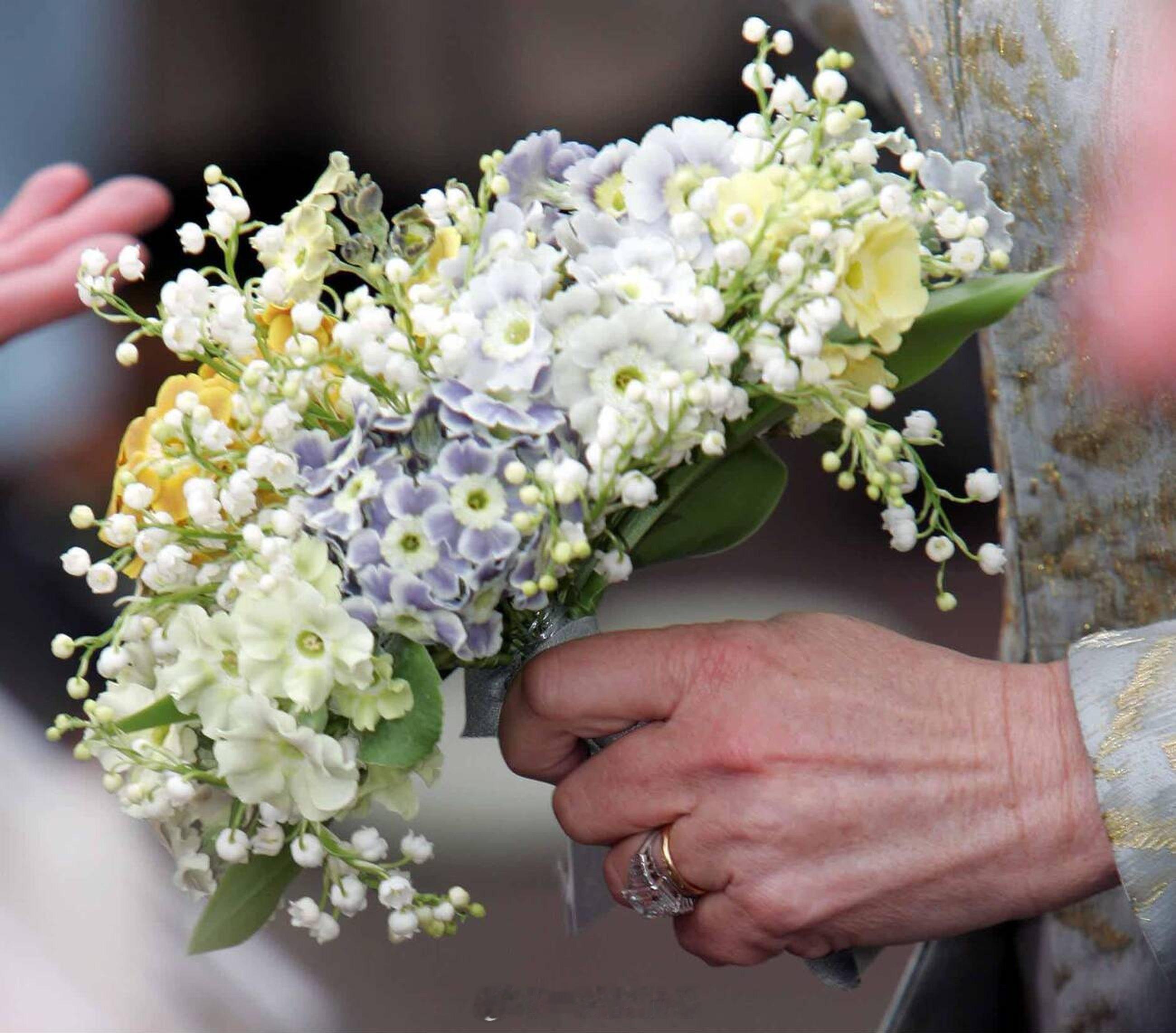 卡米拉王后2️⃣1️⃣年前的今天2005年4月9日，伊丽莎白二世女王和爱丁堡