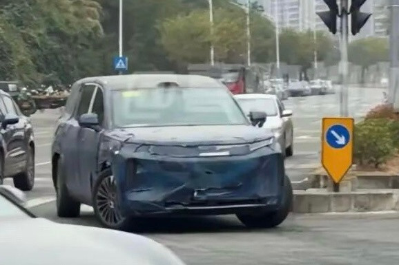 群里看到的大唐谍照，相比之前去了一些伪装，感觉和腾势N9的姿态挺接近，看着挺有气