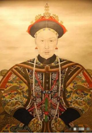 1900年,慈禧狼狈逃窜至山西首富乔家,临行时,慈禧让乔家借她10万