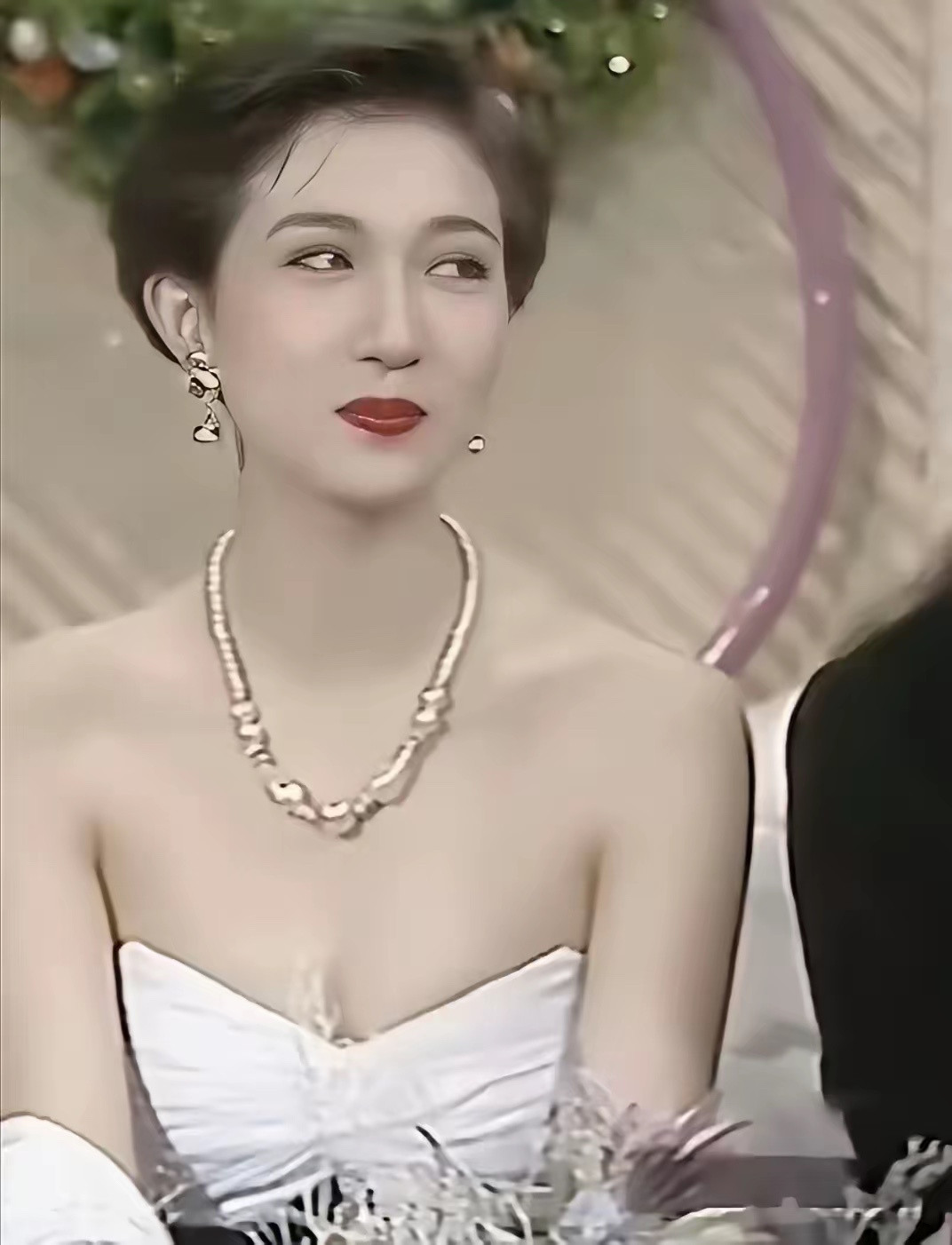 年轻时的吴绮莉真的是漂亮，让人移不开眼。她还是太单纯了，碰到了不负责任的男人。
