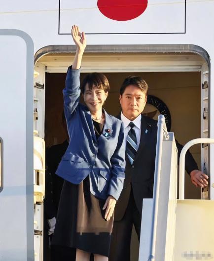 日本遭遇双杀！高市早苗又迎来噩耗，11月22日，日本当地媒体在报道中称，不仅